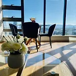 Olympic Park Amazing 2 Bed 2 Bath Condo Parking,Wi-Fi